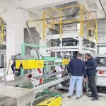 Twee units voor het automatisch wegen, verpakken, transporteren en palletiseren van 25 kg diervoeder worden in gebruik genomen in de fabriek van onze klant