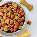 Automatische productielijn voor het persen van zakjes voor huisdieren